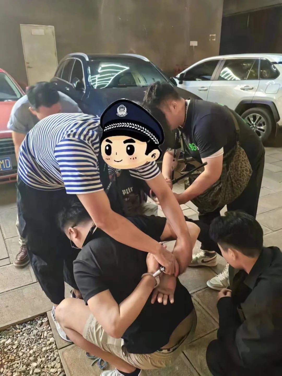 根据线索,成功抓获该犯罪团伙的两