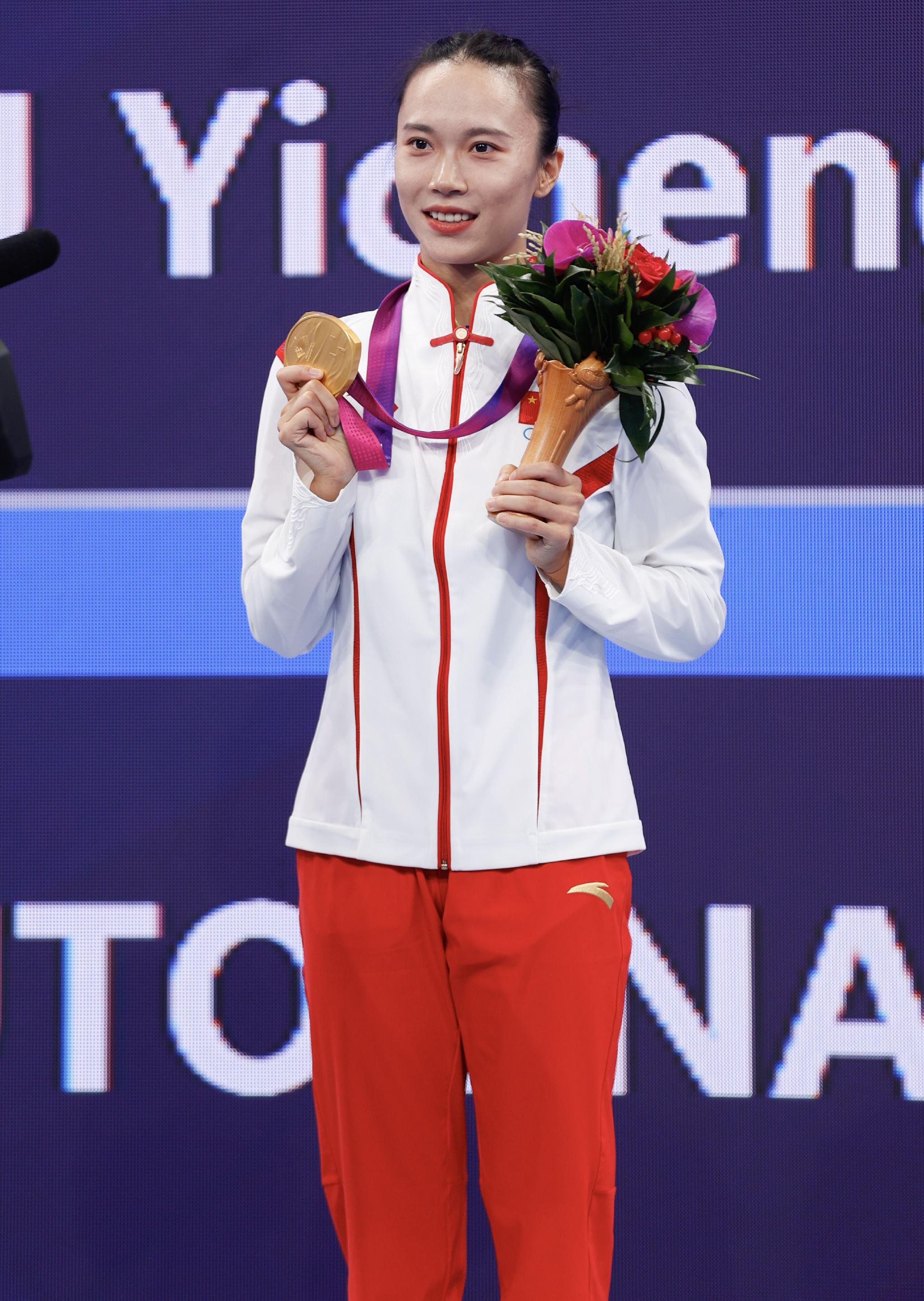 最终在清华大学师生的见证下,胡译乘,朱雪莹,林倩麒位列女子总积分前