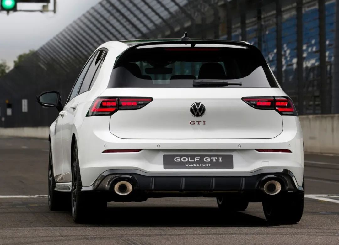 300马力!原厂天蝎排气 电控悬架!热销50年,高性能钢炮标杆就是ta?