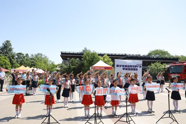 榜样……"随着北京小学金中都校区的学生们表演的《法治手势歌》响起