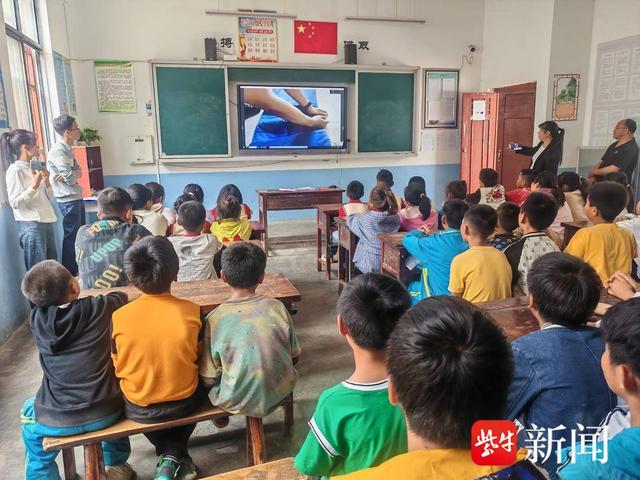 贵州山区学生"云"观军校 度过不一样的国际"儿童节"