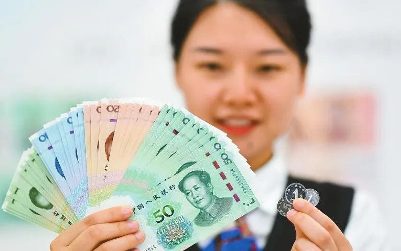中国工商银行北京复兴门支行员工在展示2019年版第五套人民币