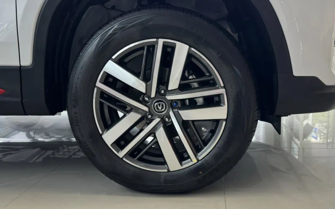 2023款长安cs75前脸辨识度还是比较高的,从最开始的路虎同款中网到