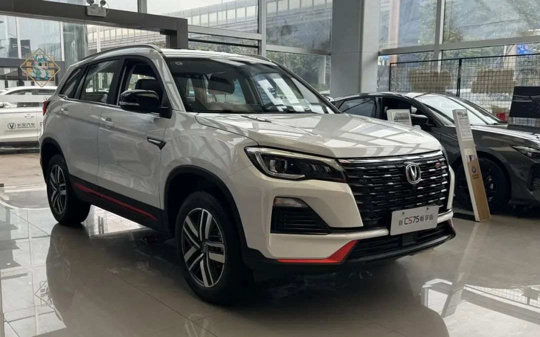 长安cs75前脸辨识度还是比较高的,从最开始的路虎同款中网到现在的