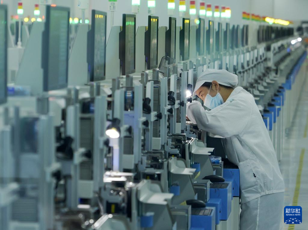 工作人员在中国平煤神马集团帘子布发展公司的布机车间检查丝线情况