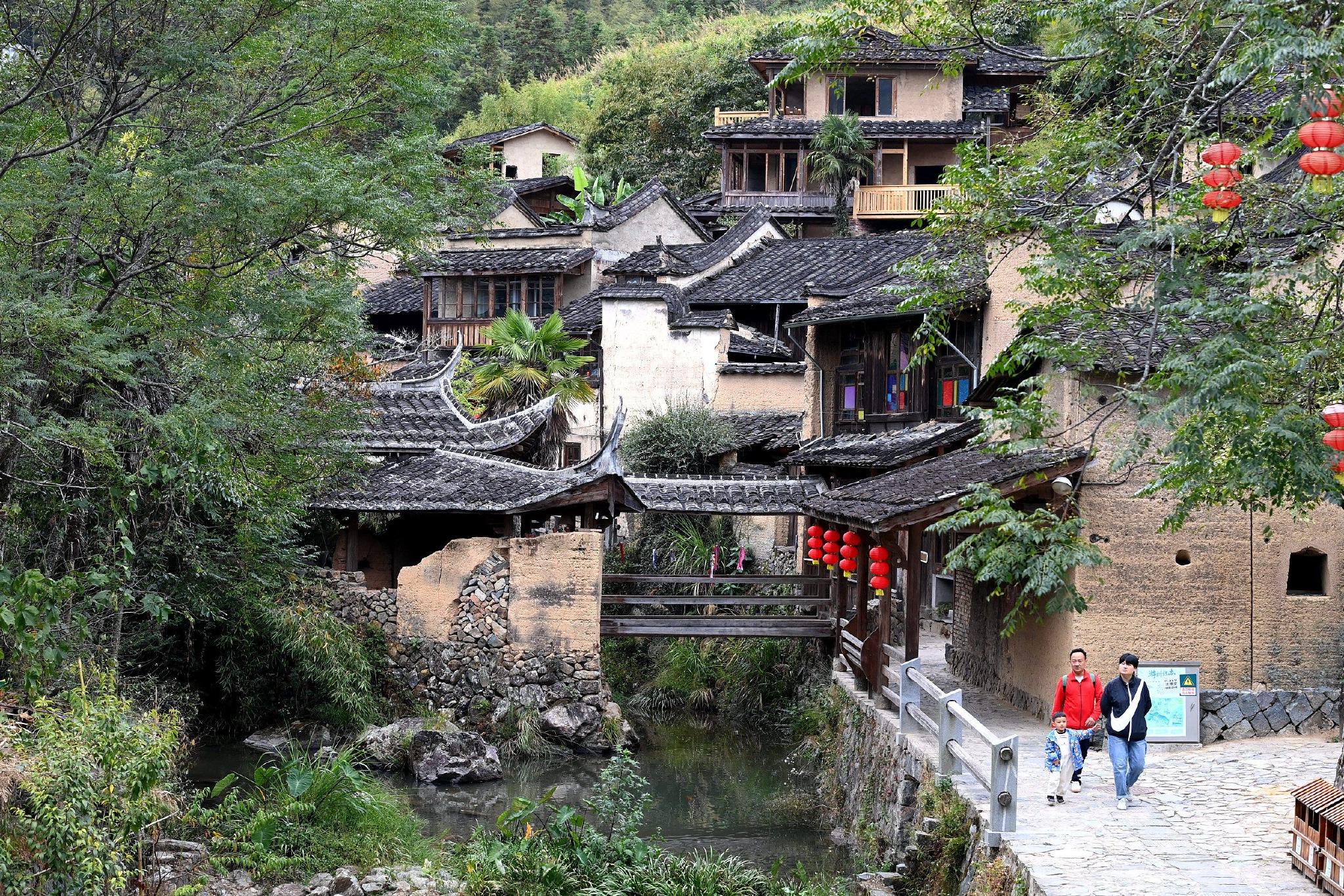 福建省屏南县龙潭村,处于闽东大山褶皱当中,有五百年历史但籍籍无名.