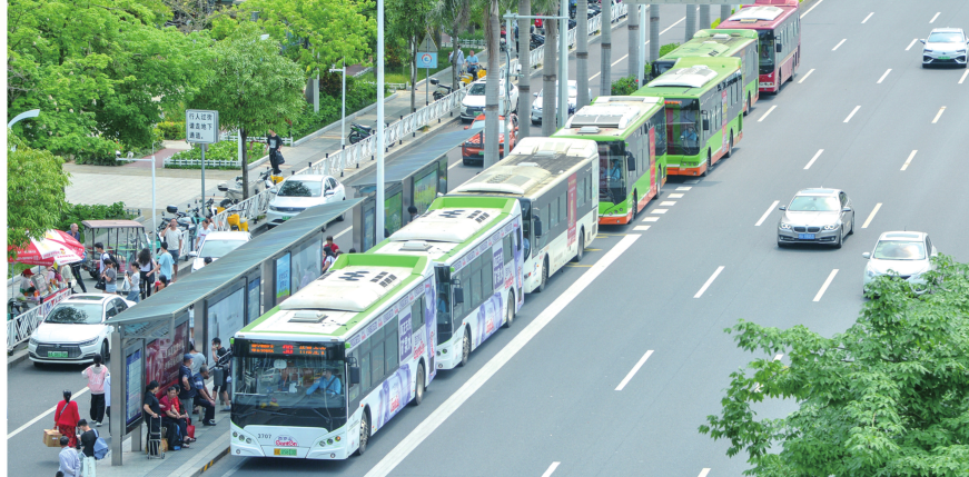在地铁一号线埌东客运站附近,公交车有序进站.