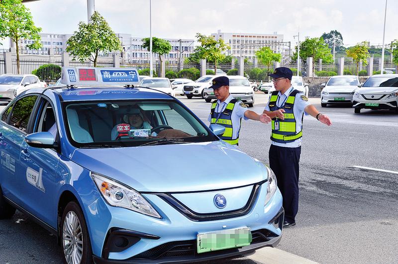 市交通执法支队执法人员在南宁火车东站引导巡游出租车到候客区域序
