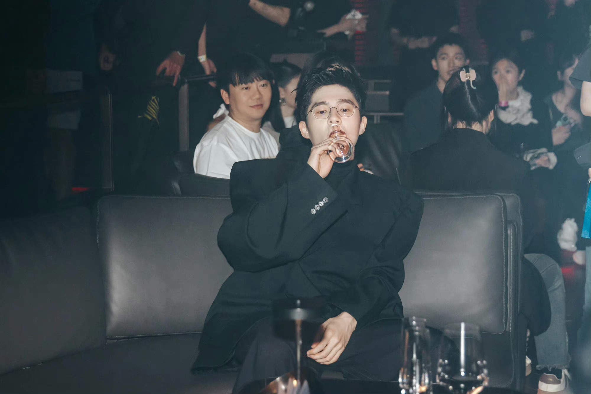 回顾一下刘昊然巴黎世家名利场🥂 特别牛的骨相和高知感！|刘昊然|名利场|何曾_新浪新闻