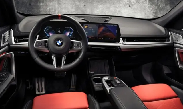 新平台 两厢车 双联屏,全新宝马1系改得很彻底,奔驰如何接招?