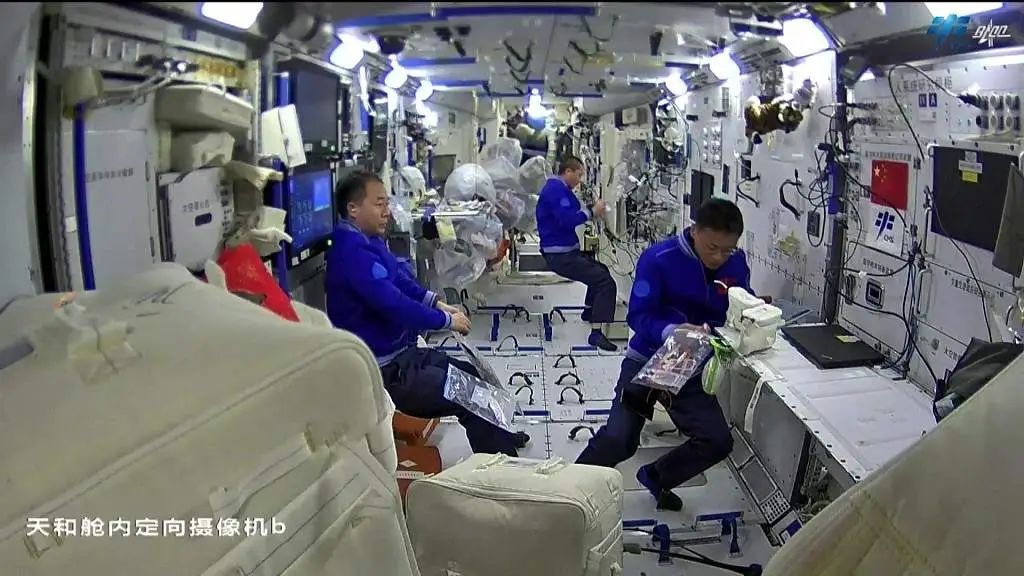 去年，神州十六号航天员乘组在中国空间站进行科学实验（中国载人航天工程办公室）