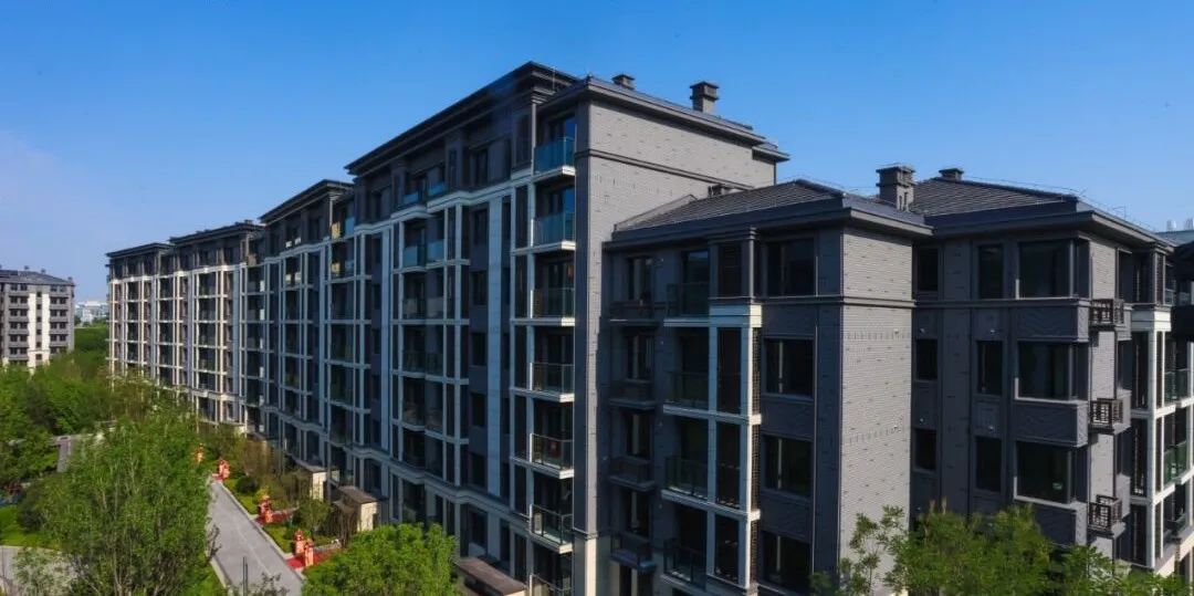 永定府项目位于永定门外大街,紧挨着北京中轴线,周边有地铁8号线和14