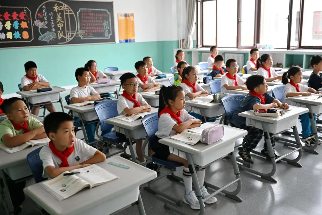 在课桌问题上,学校需要想明白的是:究竟是学生的身体重要,还是教室看