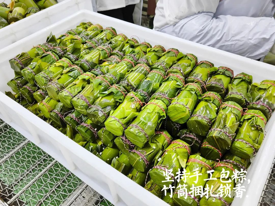 竹筒坚硬外壳能保证筒中馅料受热均匀糯米被竹膜包裹,鲜香浓郁的味道q
