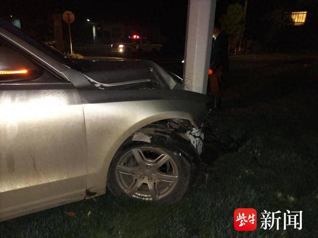 下夜班后男子开车打起了瞌睡,车辆瞬间失控撞上路灯杆