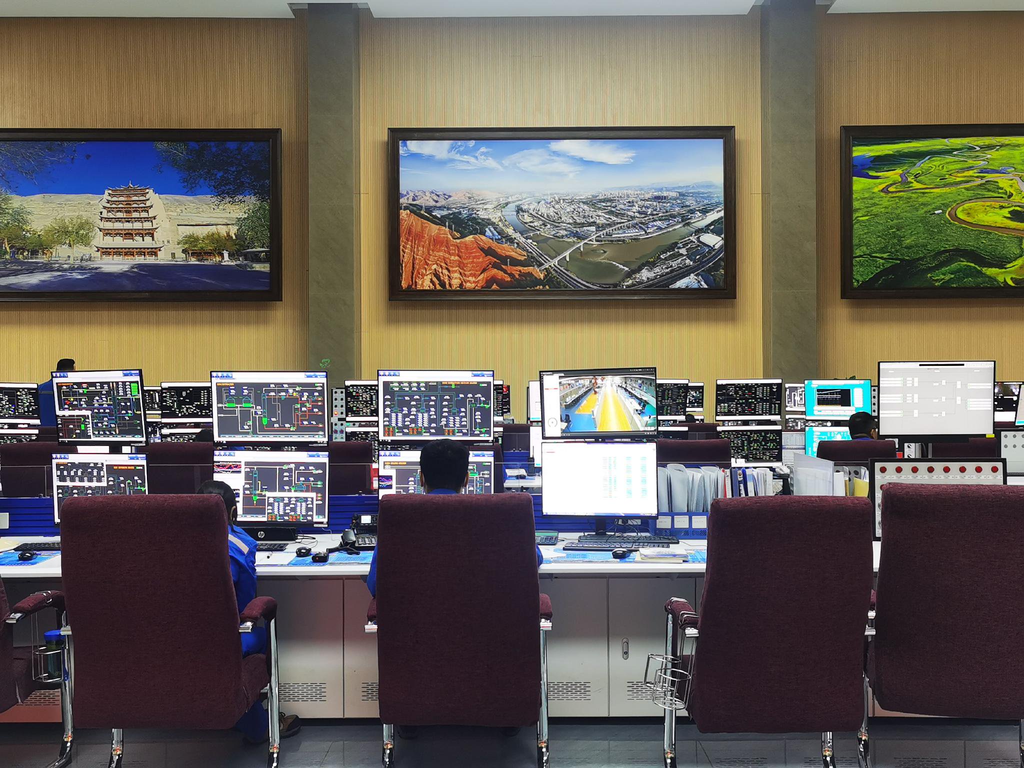 兰州石化公司中心控制室.陈逸凡摄