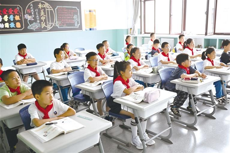 新华社照片眼下孩子们平均身高越来越高,但一些学校的课桌椅却没