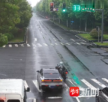 看灯!重要的事情说三遍:电动车车主不看灯直接拐弯,结果被撞了