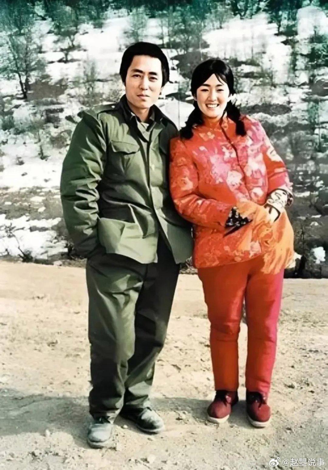 这张照片拍摄于1987年,22岁巩俐和37岁张艺谋的合影|金熊奖|柏林国际电影节|红高粱|老谋子|爱情_新浪新闻