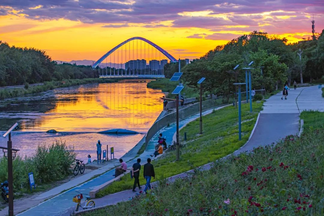 近几年,经开区充分利用凉水河滨水空间资源,持续推进亦庄新城滨河公园