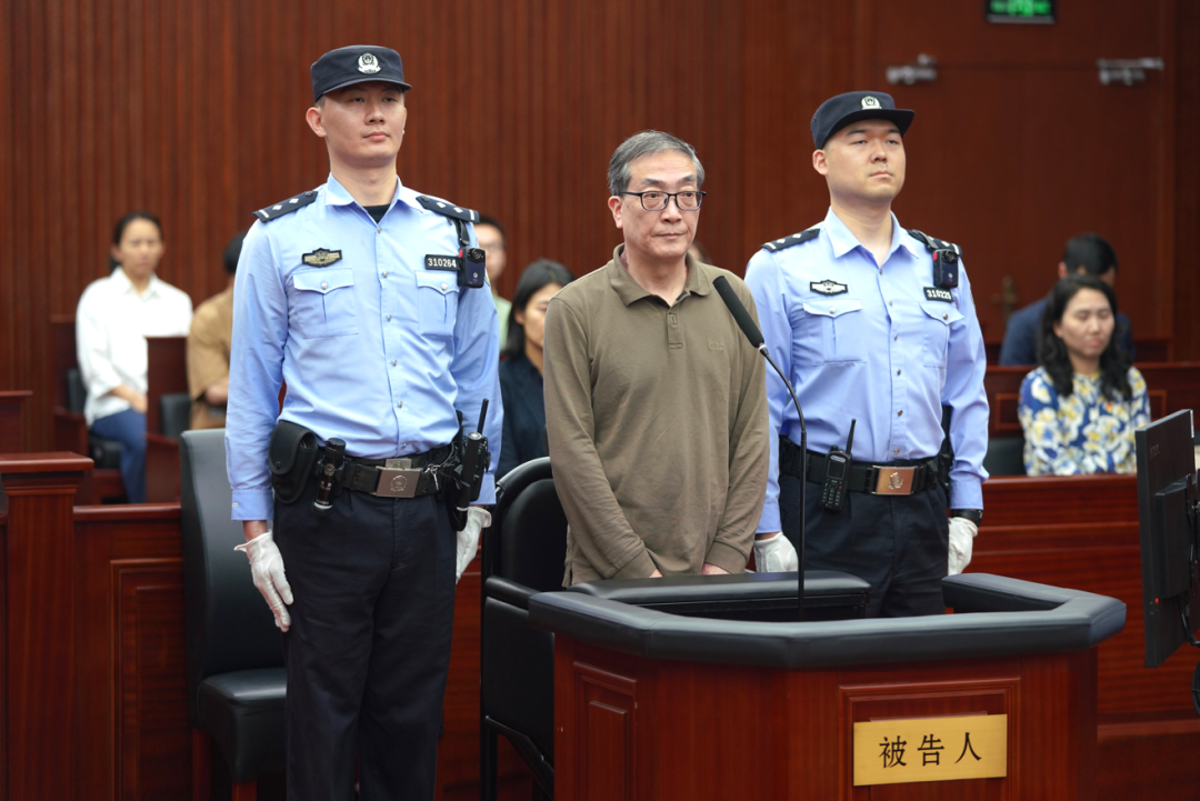 上海市崇明区委巡察组原组长徐洪受贿案一审开庭