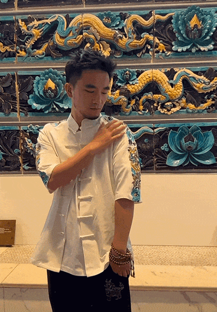 阿新穿着自家服饰在文物前打卡