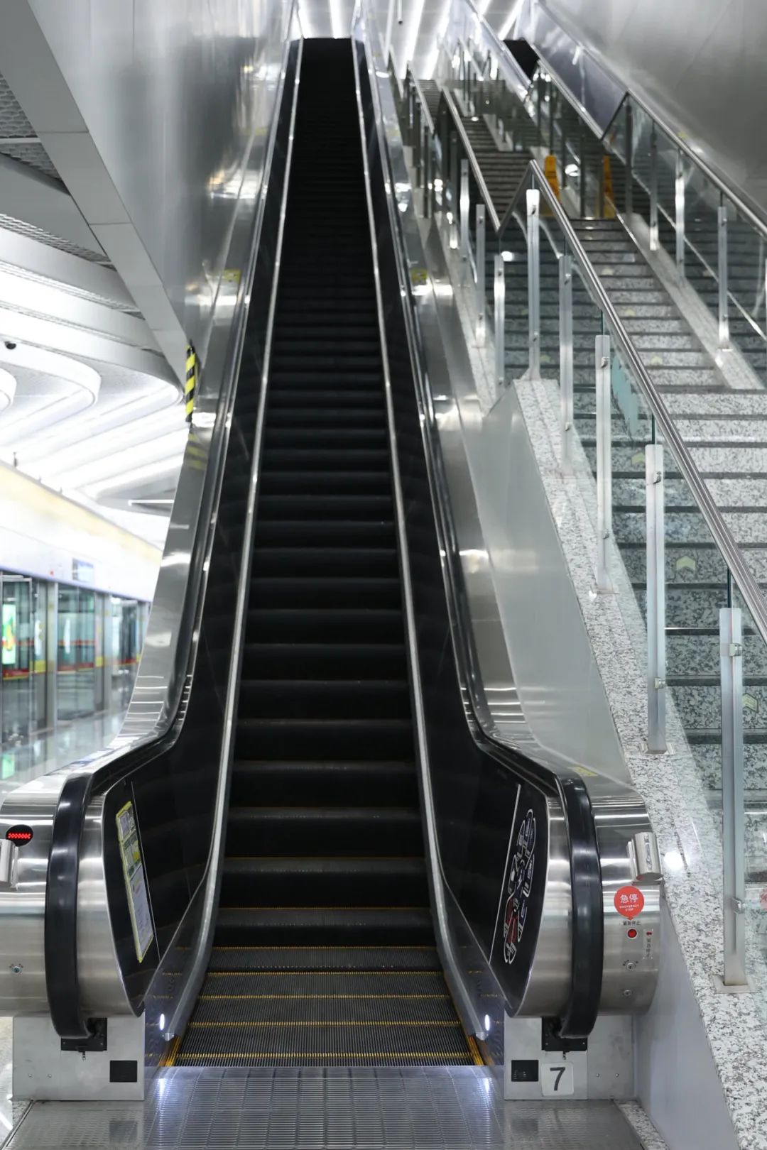 一乘客鞋子被扶梯夹住,导致自动扶梯运行受阻,并有梯级变形,自动扶梯