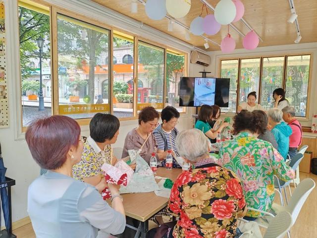 "您带上身份证,户口本或房产证以上任意一个证件及一寸照片,来我们