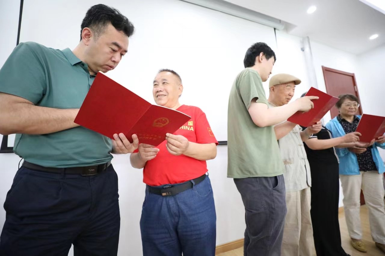 交税,审核,办证……当天上午,在丰台区不动产登记中心,街道,社区干部