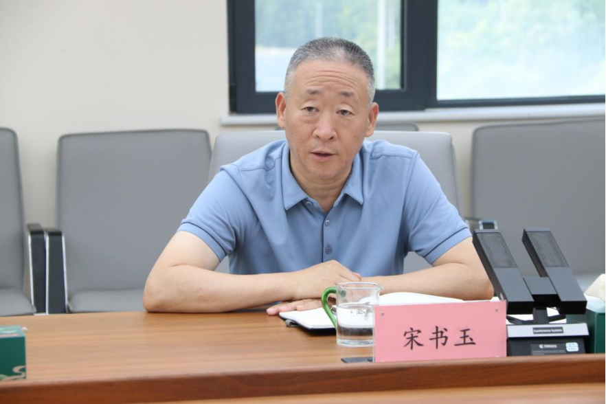 6月4日,德阳市委常委,政法委书记廖凯一行到访中国酒业协会,宋书玉