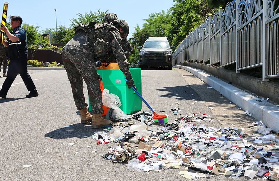 当地时间2024年6月2日,韩国仁川,士兵检查气球携带的垃圾.澎湃影像 图