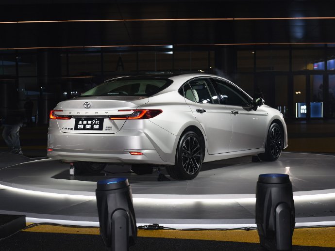 广汽丰田凯美瑞2.5l混动版上市,推出3款配置车型,售价21.98-25.98万元