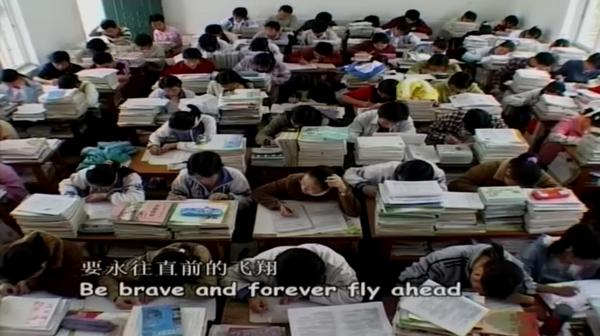 纪录片《高三》(2005)剧照北京的特殊情况放眼世界,高风险考试往往是
