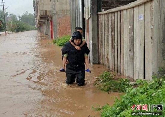 广西玉林:暴雨来袭 "警"急守护