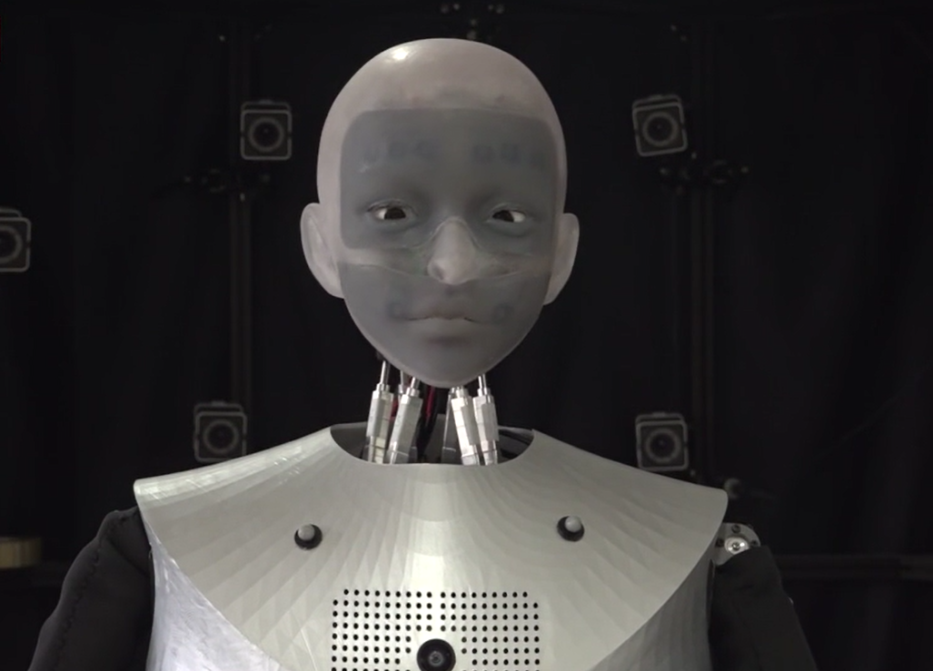 天工可以爬坡,行走,还实现了全球首例纯电驱全尺寸人形机器人的"拟人