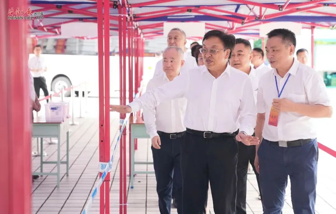 6月4日,海南省委书记冯飞在海口检查2024年高考考前准备工作并看望