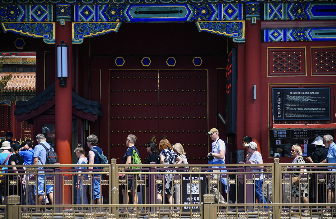 2024年5月8日,北京,外国游客游览故宫博物院 图源:视觉中国