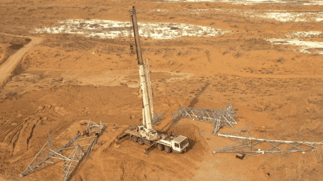 为解决沙戈荒地区的施工难题，项目组研发了基于无人机的沙丘光伏电站高效施工技术、大型新能源电站智能巡检系统等（中建八局）