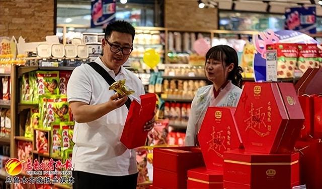 　　6月5日，在汇嘉时代广场（北京路店），消费者选购粽子礼盒。记者迪丽娜尔·加力肯摄