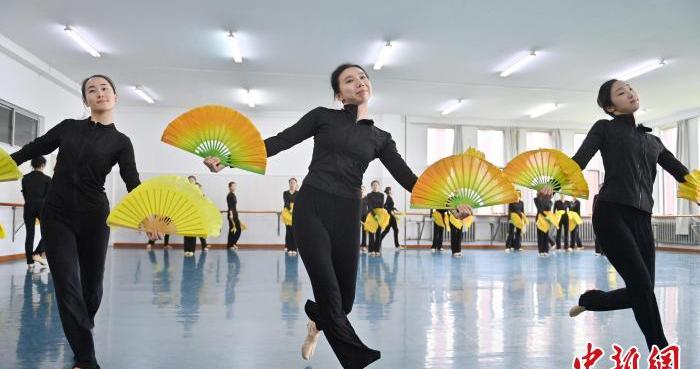 长春：“00后”舞者为东北秧歌注入新活力|舞蹈|张瑶|长春市_新浪新闻