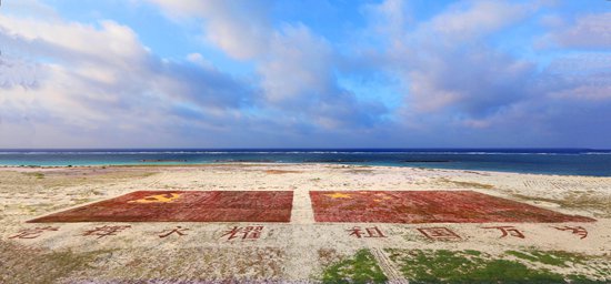 西沙中建岛官兵种植海马草,铺成党旗,国旗的图案.