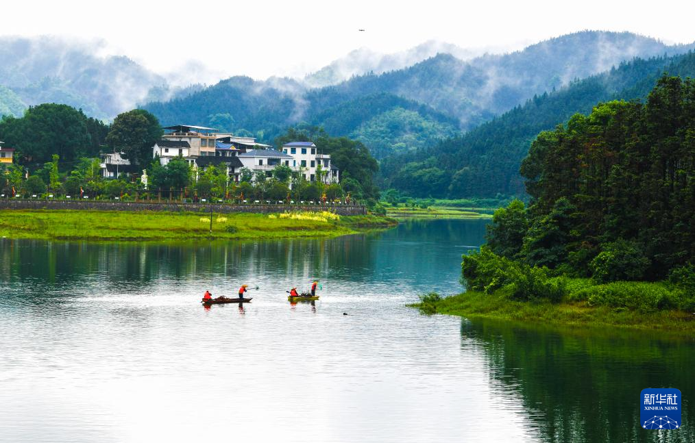 6月5日,志愿者在湖南省常宁市洋泉水库清理水面漂浮物.