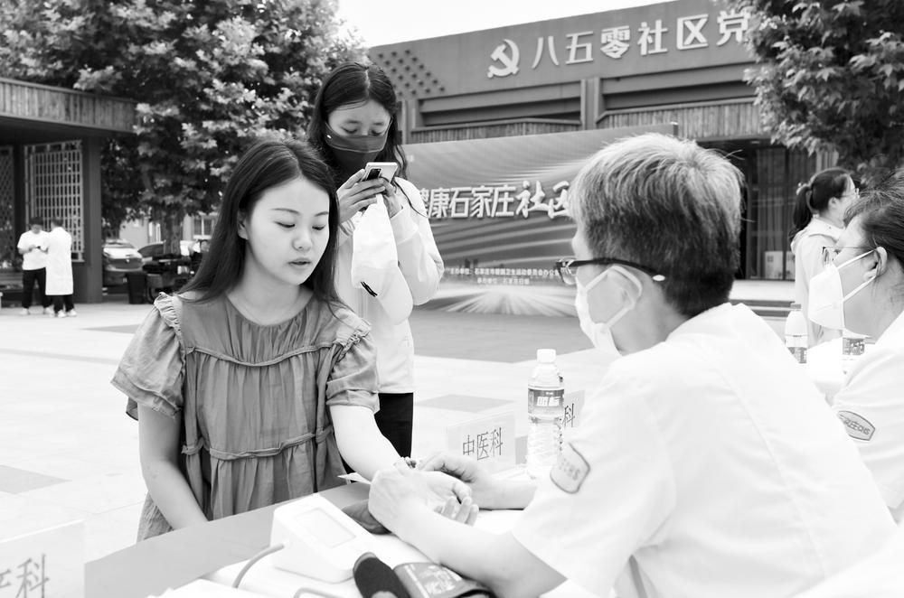 图为6月5日,"健康石家庄社区行"走进裕华区八五零社区,社区医生为居民