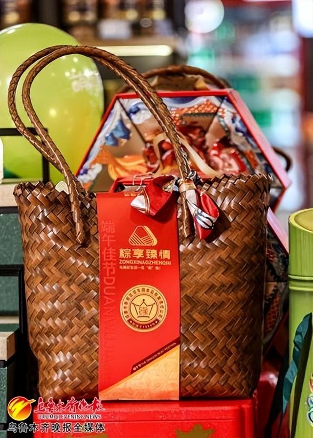 6月5日,汇嘉时代广场(北京路店)上新的背包款式粽子礼盒.