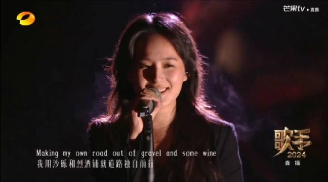不愧是导演推荐的歌手,张钰琪带来一首《Black Sheep》 震撼全场…|张钰琪_新浪新闻