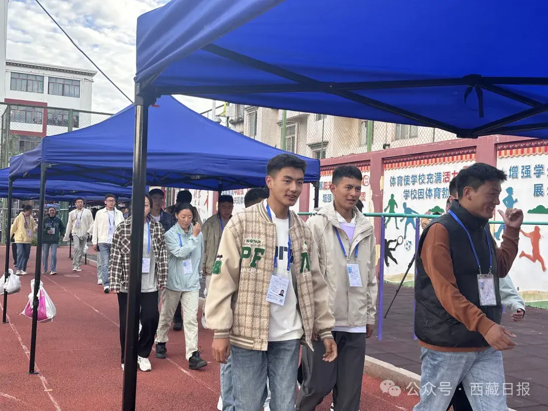 记者贡秋曲措摄图为林芝市第二高级中学考点外,送考家长为考生加油.