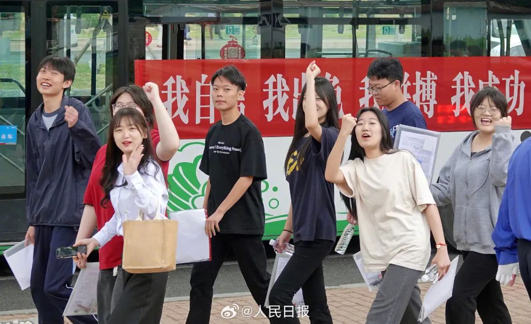 6月7日，考生家长在甘肃兰州市第十四中学考点外送考。新华社记者 马希平 摄