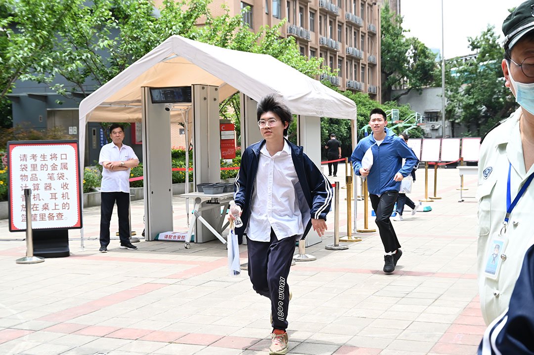 全国高考第一门语文考试结束后,杭州高级中学考点的考生们自信满满步