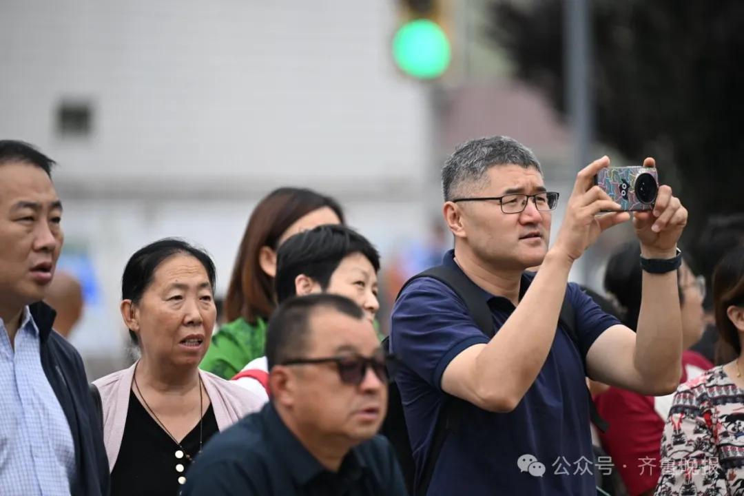 6月7日，考生家长在甘肃兰州市第十四中学考点外送考。新华社记者 马希平 摄