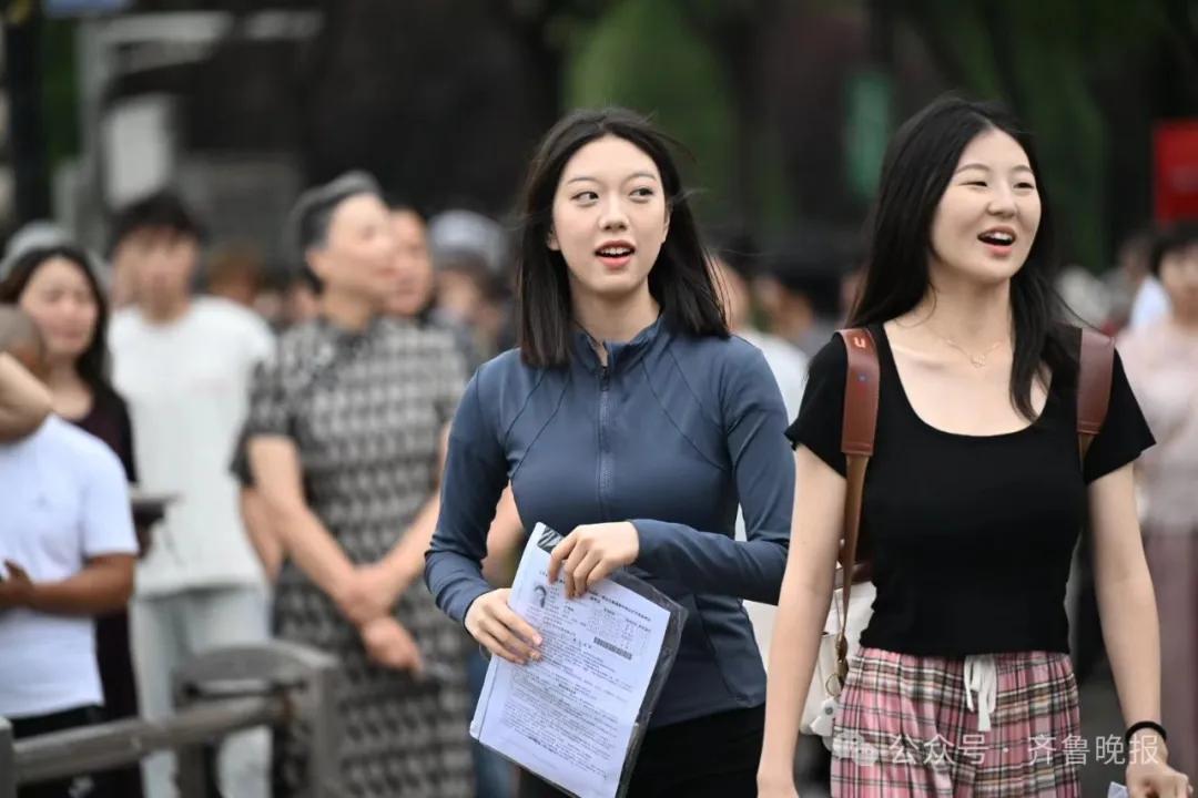 6月7日，在黑龙江哈尔滨市第九中学考点外，一名考生进入考场前伸手碰触“高粽”。新华社记者 王建威 摄